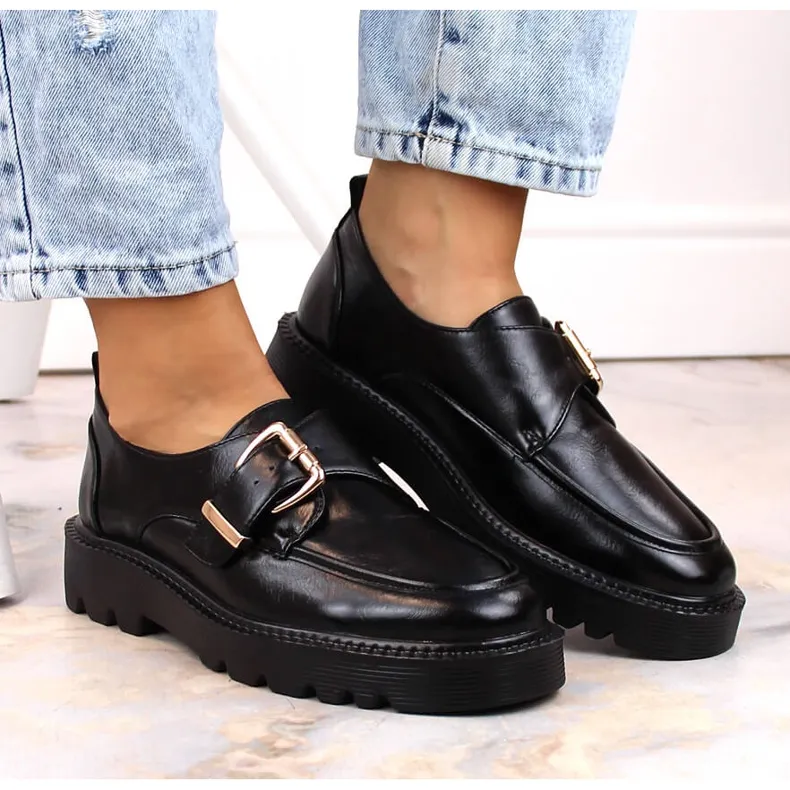 Chaussures pour femmes sur la plateforme avec une boucle noire Vinceza 58184
