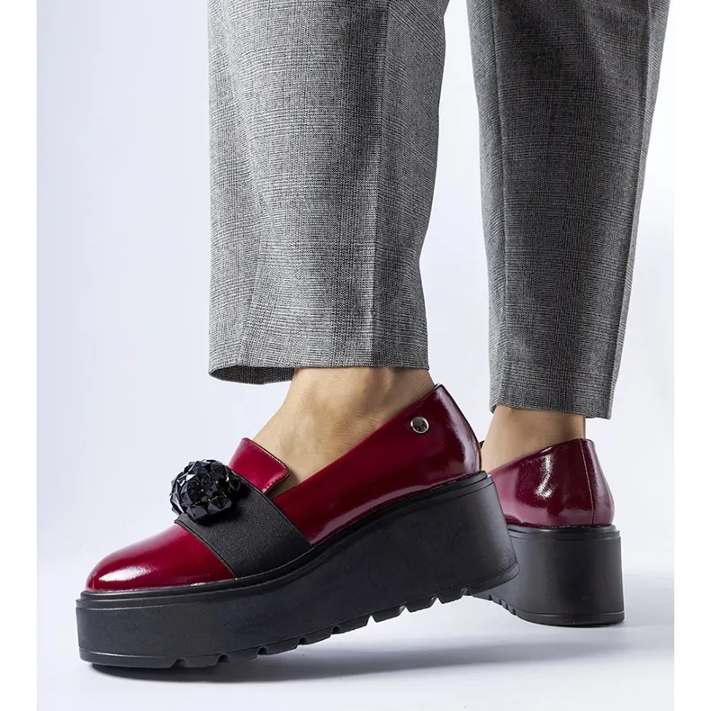 Chaussures vernies bordeaux sur la plateforme Edma rouge
