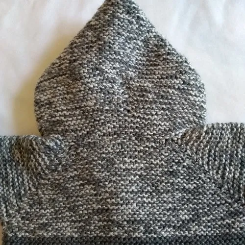 Gilet ,veste à capuche bébé , 3/6 mois couleur gris dégradé  tricoté à la main , 100% acrylique certifié oekotex