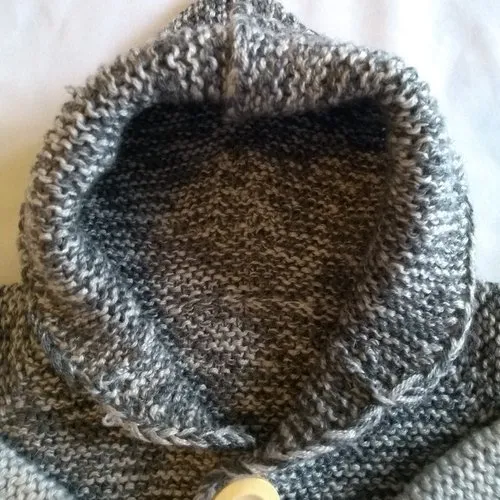 Gilet ,veste à capuche bébé , 3/6 mois couleur gris dégradé  tricoté à la main , 100% acrylique certifié oekotex