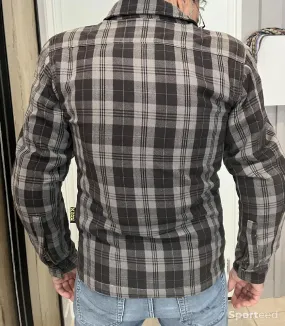 Sur chemise  d'occasion Ajouté le : 15/05/2023